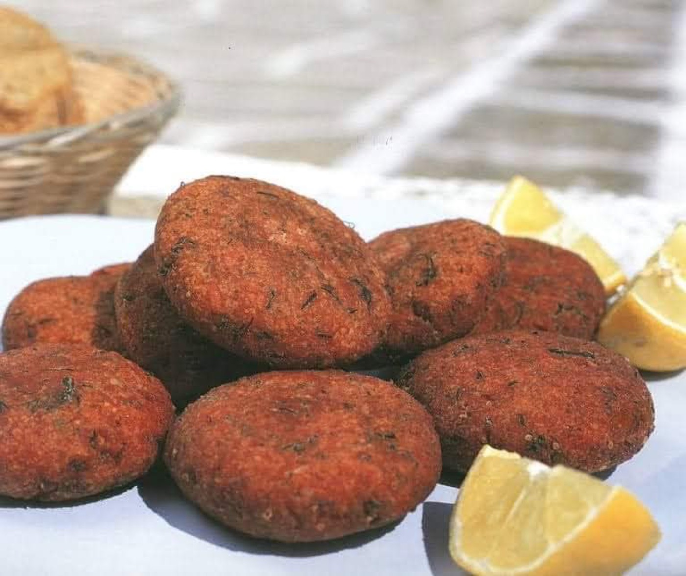 Κεφτεδάκια στο Ελληνικόν, Ακόλι Ροδοδάφνης